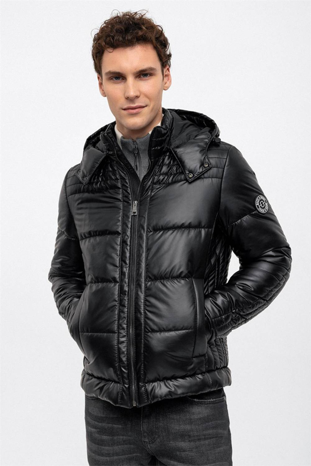 Siyah Kapüşonlu Su İtici Termostatik Ölçüm Yapabilen Şişme Mont