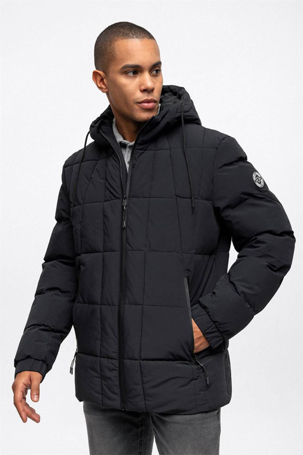 مونت بوفير بأكمام مبطنة مقاوم للماء مع قياسات ترموستاتية، تصميم أنيق ومناسب لجميع المقاسات S, M, L, XL