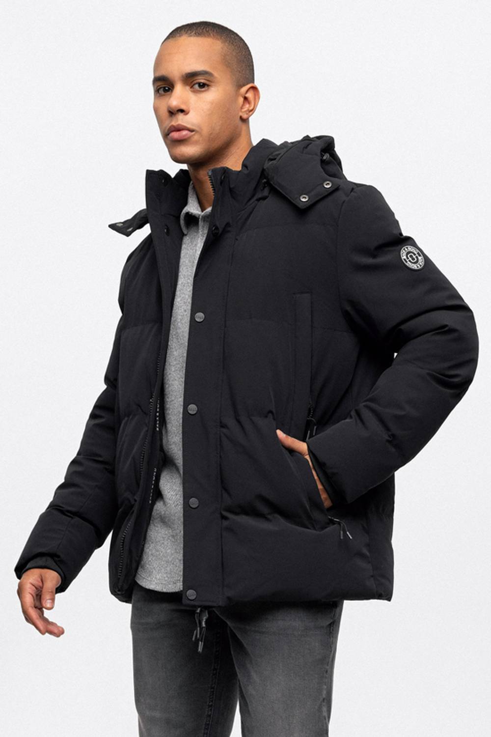 سترة بافر مزودة بغطاء أسود مقاومة للماء مع خاصية القياس الحراري