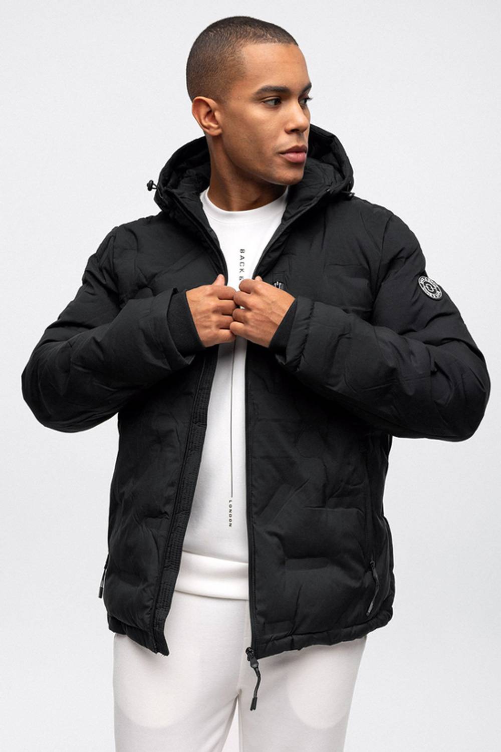 Siyah Kapüşonlu Su İtici Termostatik Ölçüm Yapabilen Puffer Mont