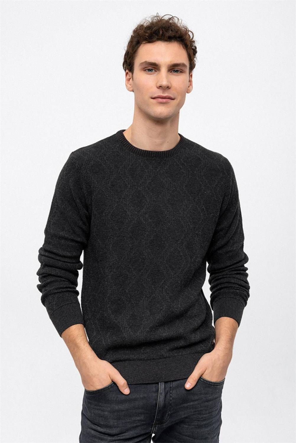 كنزة صوفية بليك مشدود من القطن بتصميم دائري للعنق للرجال بخامة مريحة متوفرة بمقاسات متعددة