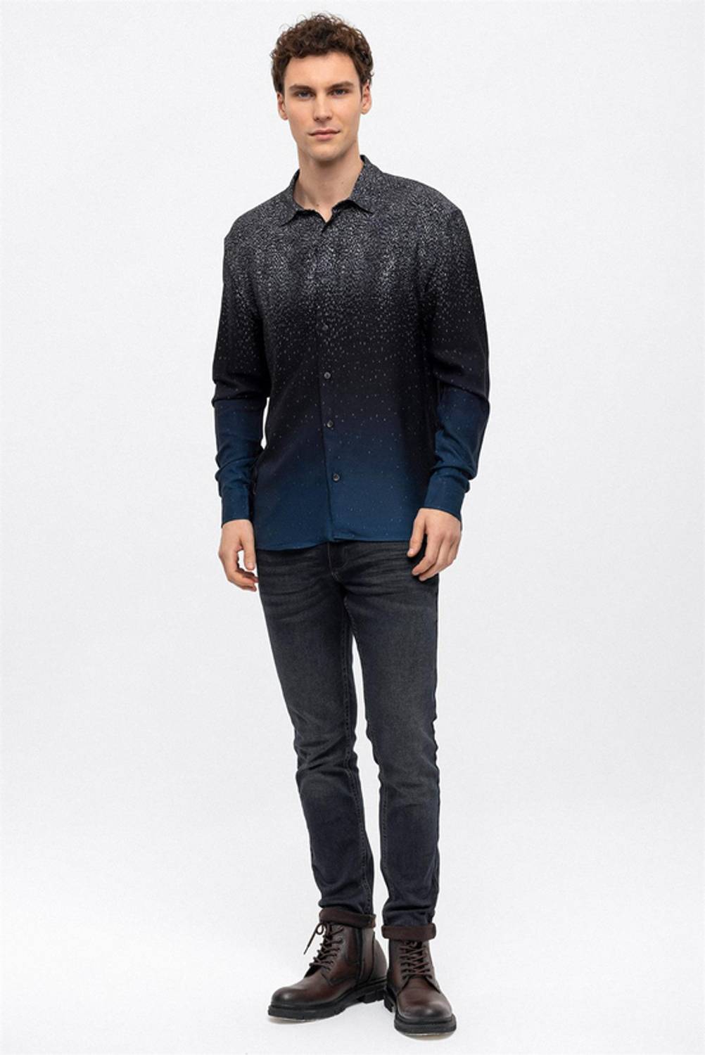 Синя сорочка з принтом у вільному крої для чоловіків, 100% віскоза, модель M, українське виробництво