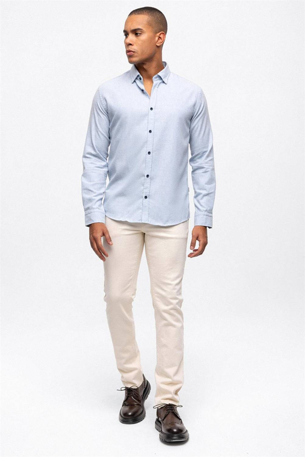 Світло-блакитна сорочка Slim Fit для чоловіків, 50% бавовна, 43% поліестер, 7% еластан, доступна в розмірах S, L, XL