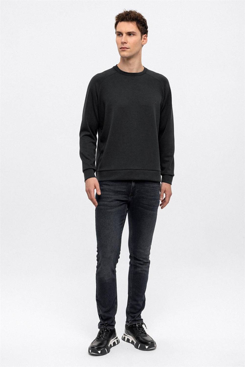 Антрацитовый свитшот с круглым вырезом, регулярная посадка, производство в Турции, состав: 50% модал, 44% полиэстер, 6% эластан