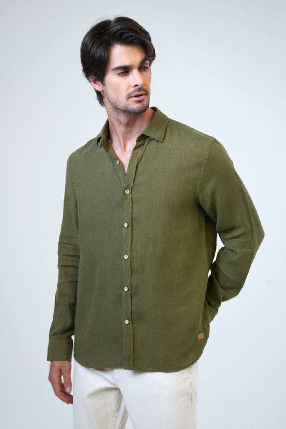 Чоловіча сорочка з нормальним коміром, доступна в розмірах S, L, XL, XXL