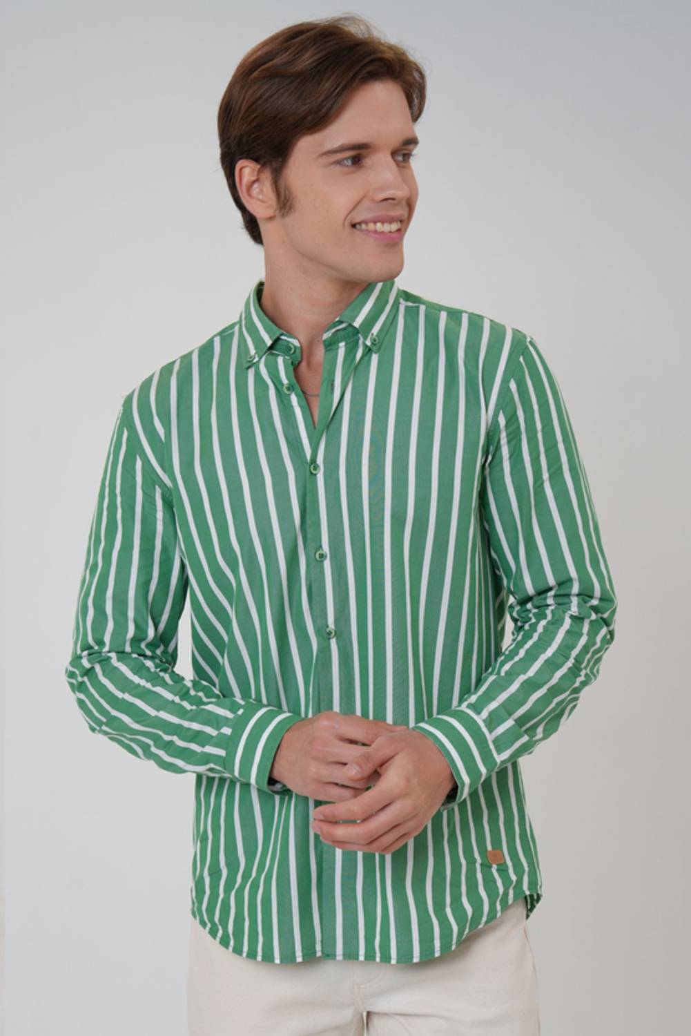 DÜĞMELİ YAKA DOKUMA GÖMLEK