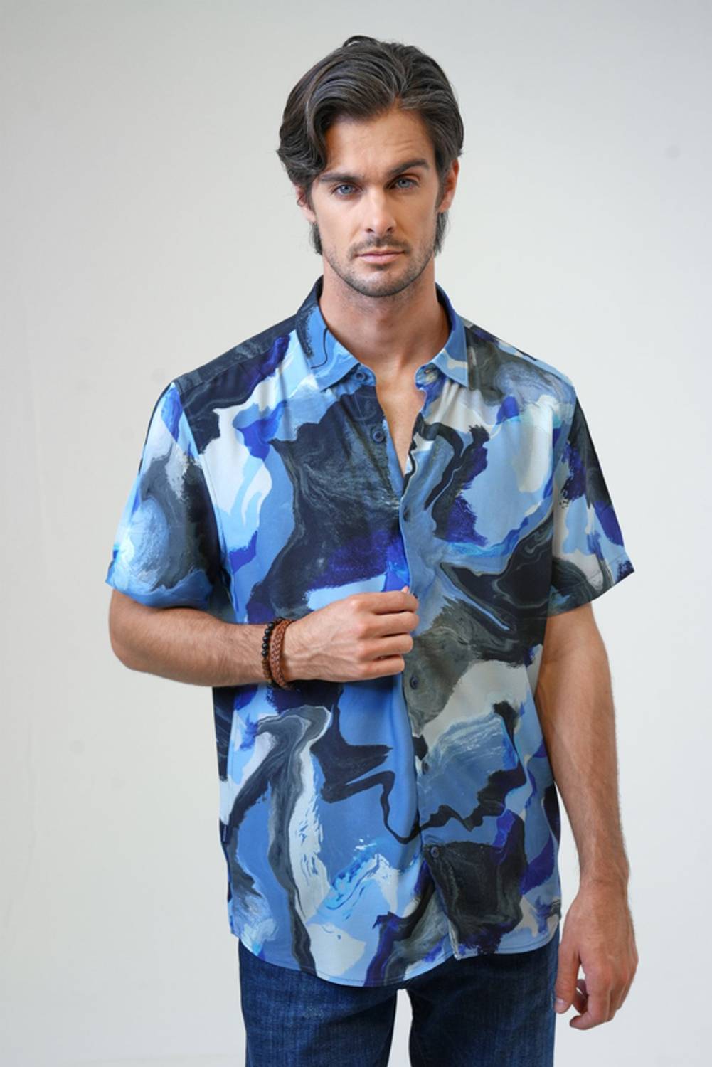 قميص رجالي بنمط ياقه عادية مع خيارات الحجم المتعددة S, M, L, XL, XXL