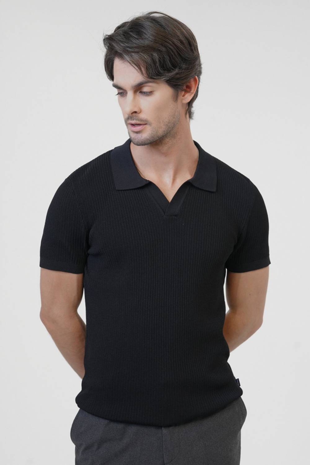 Короткий трикотажний поло з коміром для чоловіків, доступний у розмірах S, M, L, XXL