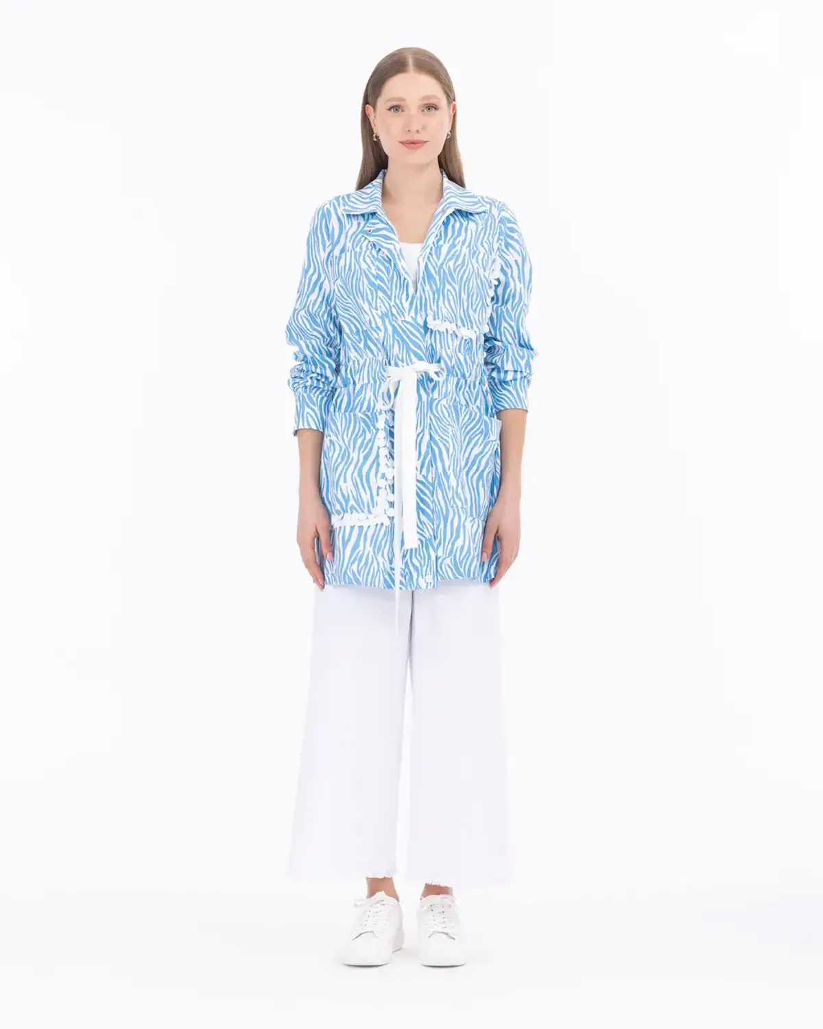 جاكت بتفاصيل لامعة بتصميم حمار وحشي باللون الأزرق، مع جيوب وطبقات، سهل الاستخدام بأزرار ضغط ومصنوع من قطن 100%