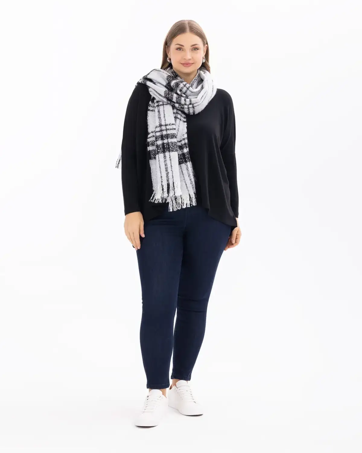 شال مزخرف بخطوط مع تفاصيل ريش، تصميم أنيق وراقي، قماش منسوج بخطوط، مثالي لإكمال إطلالتك في الموسم