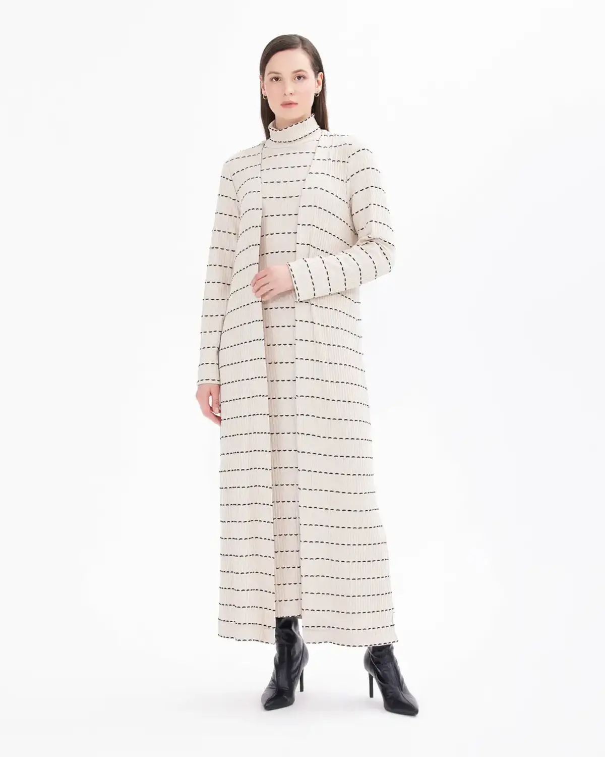 Элегантный комплект полосатого платья с кардиганом, комфортный и стильный для особых случаев или работы