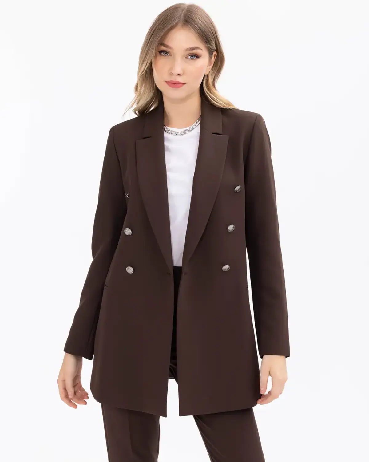 Классический пиджак с карманами, металлическими пуговицами, идеально подходит для офиса, доступен в разных цветах и размерах.