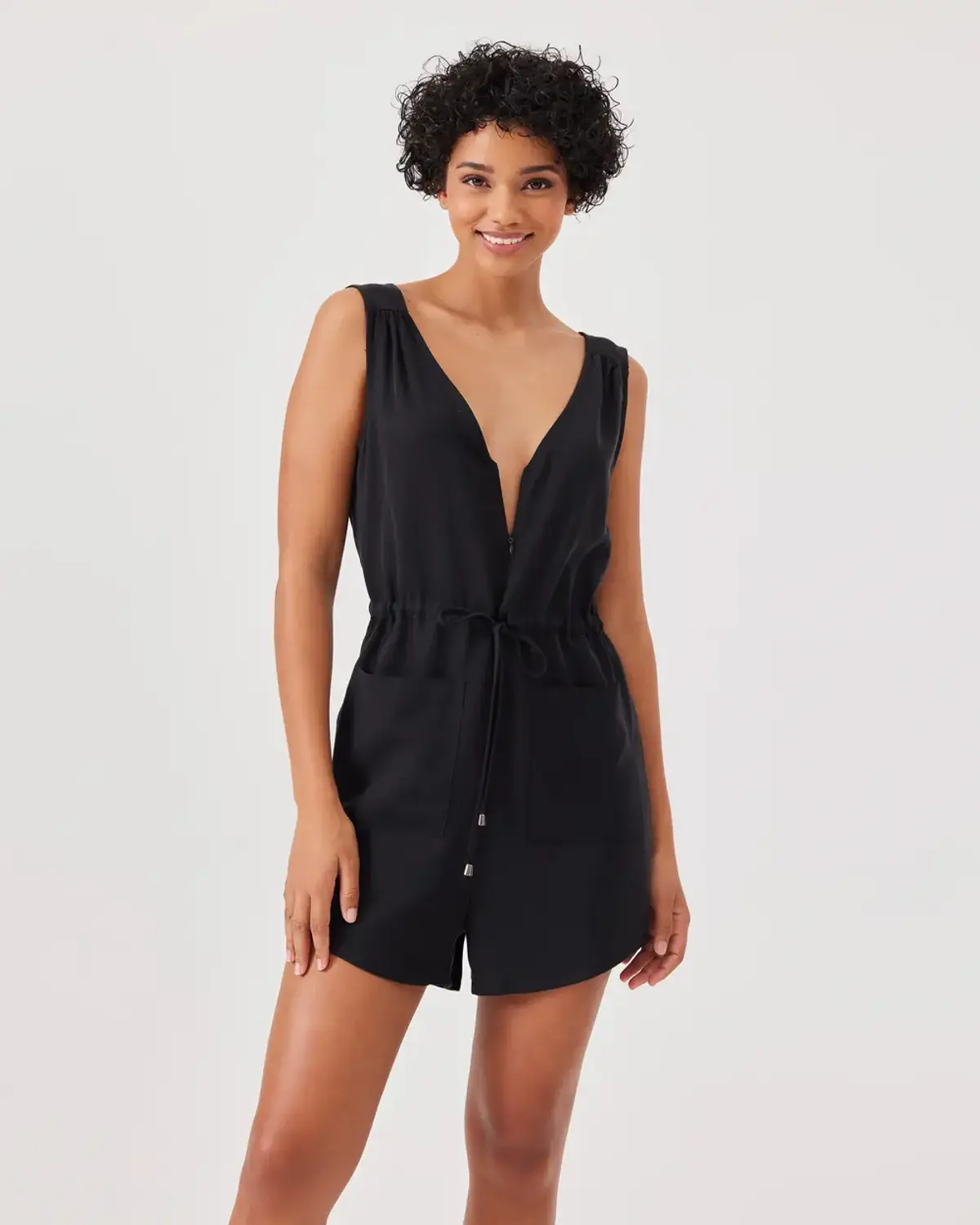 Сукня-міні з тенсельу, без рукавів, з V-подібним вирізом, коротка, з поясом і кишенями, чорна, стильна та практична