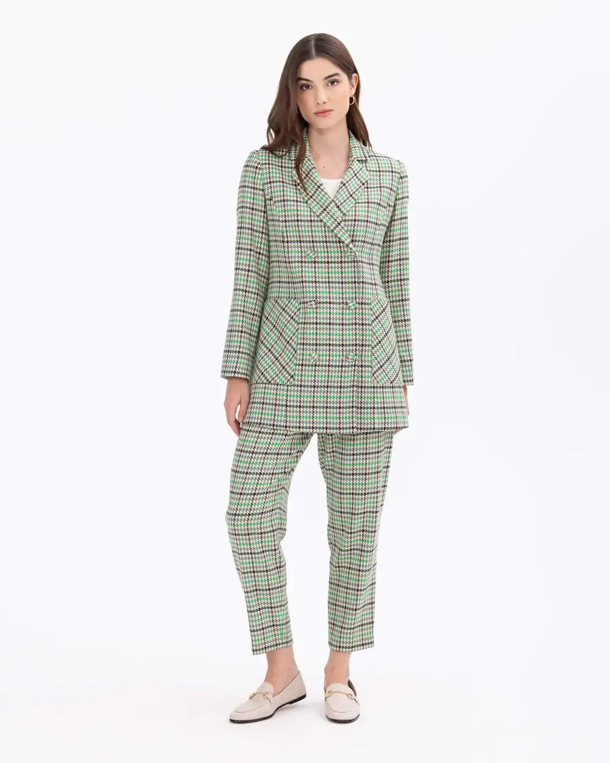 Штани в стилі "казаяг" з морквяним кроєм, зелений колір, сучасний дизайн, ідеально поєднуються з блейзером