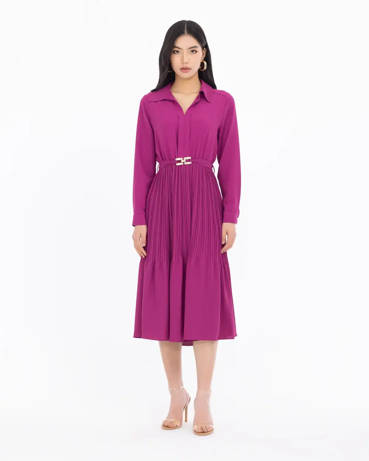 Платье с плиссировкой и воротником-рубашкой, детали на талии, цвет фуксия, размер 44, стильное и элегантное решение для особых случаев