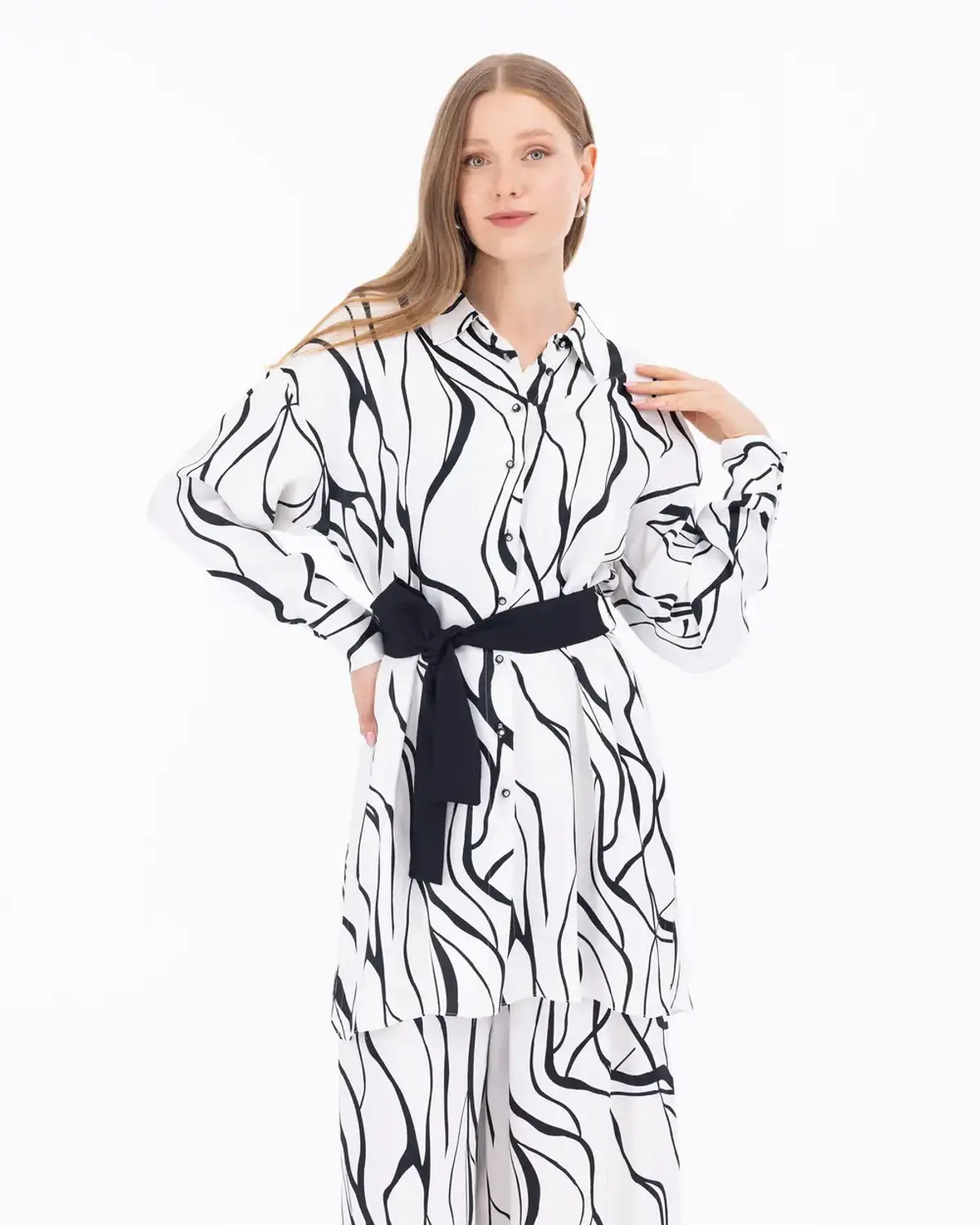 Туника с поясом, рубашечным воротником, оригинальным рисунком, свободного кроя, 100% вискоза, размер 40, цвет экрю