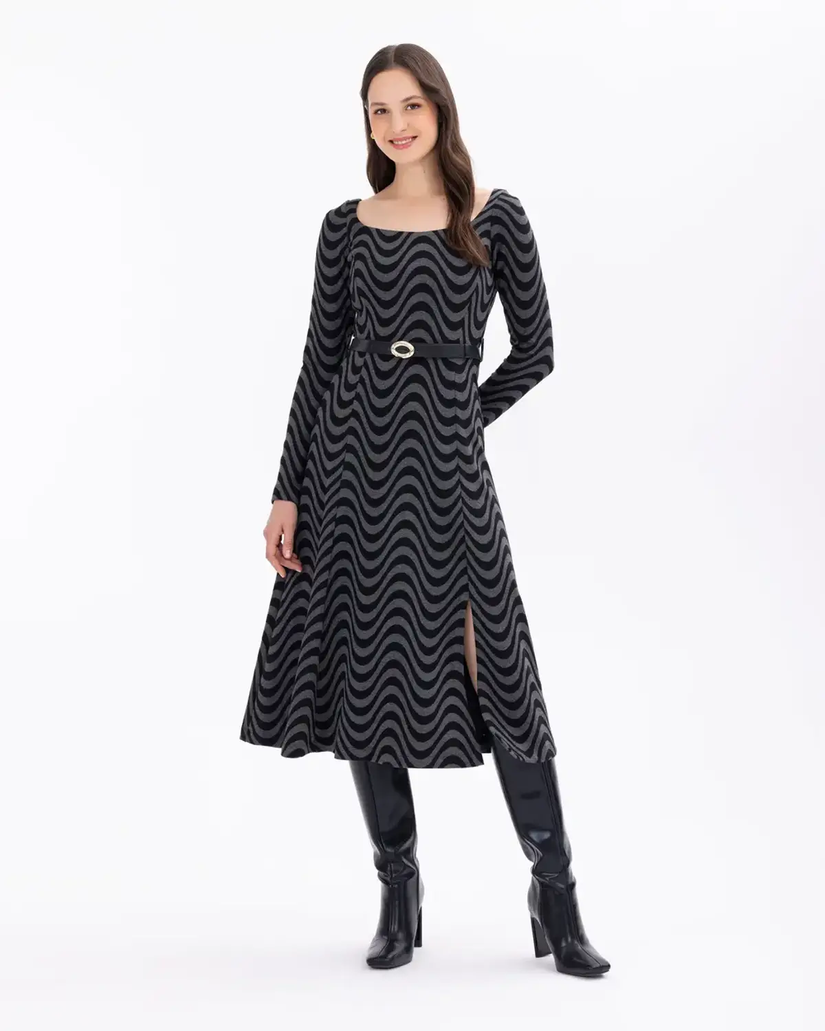 geometrik desenli kare yakalı örme kumaş elbise