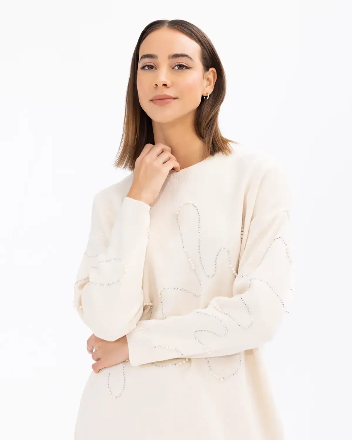 بلوزة صوفية بتفاصيل لؤلؤية وياقة دائرية مثالية لفصل الشتاء بألوان متعددة