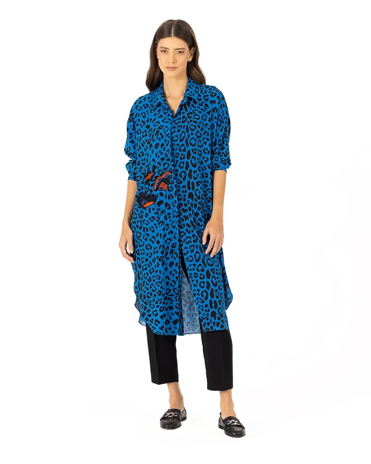 Туника с леопардовым принтом и вышивкой, укороченная длина, длинные рукава, стильный, сочетает с классическими брюками и туфлями