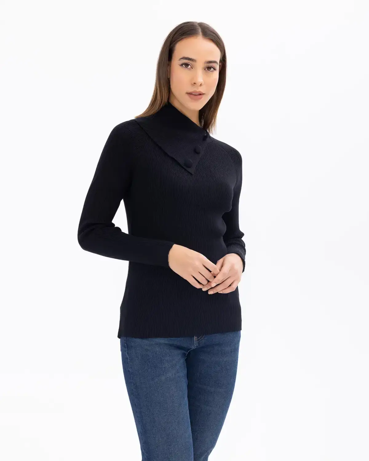 بلوز تريكو بياقة مائلة مع تفاصيل أزرار بألوان متعددة مثل المرجاني والأسود والإكرو