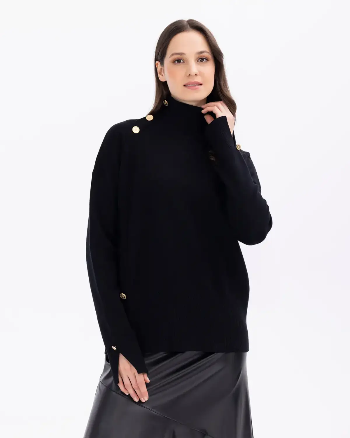 düğme detaylı dik yakalı triko kazak