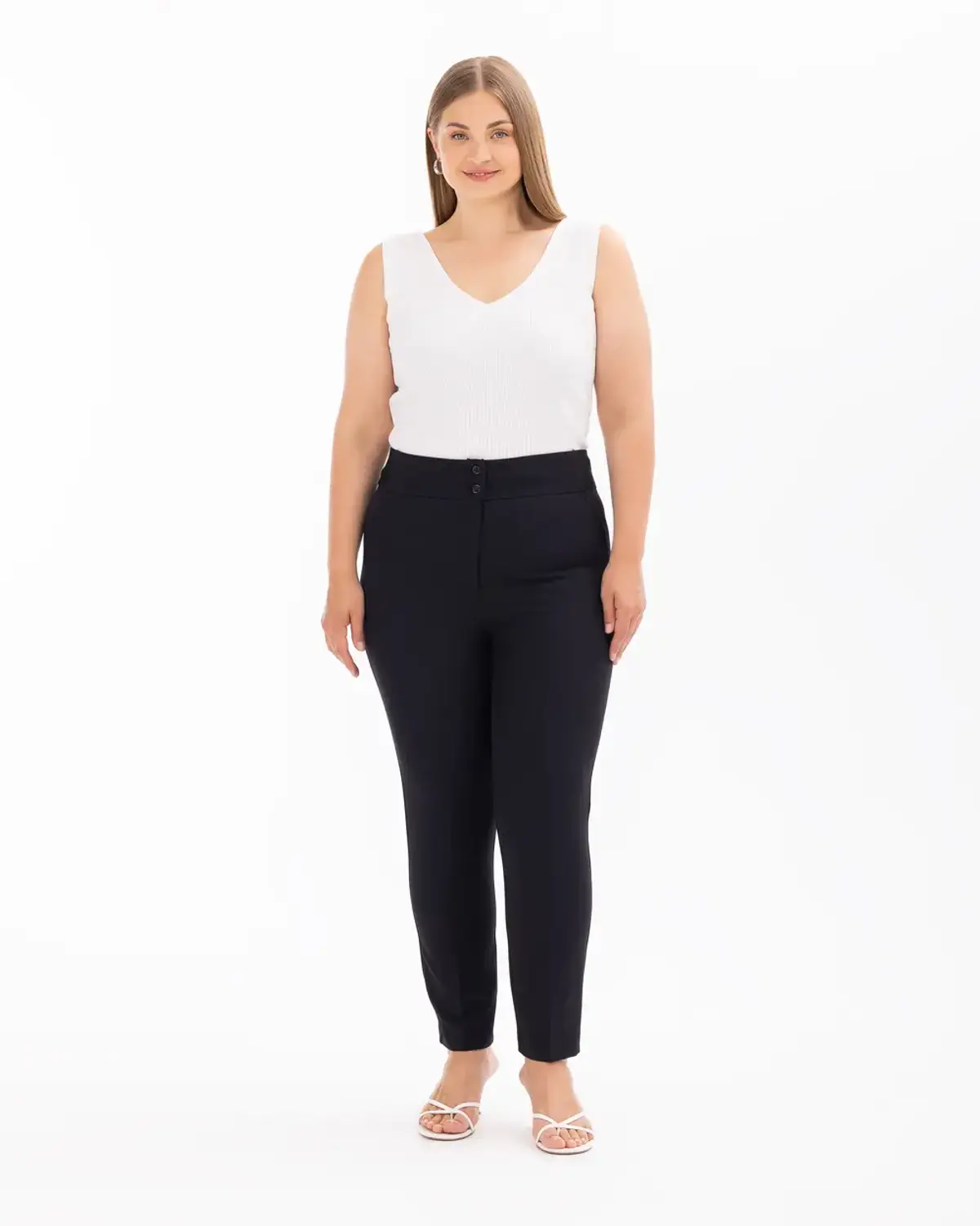 بناطيل واسعة ذات خصر نصف مطاطي ومسطحة، تجمع بين الأناقة والراحة، متاحة بألوان متعددة، مثالية لمختلف الأذواق