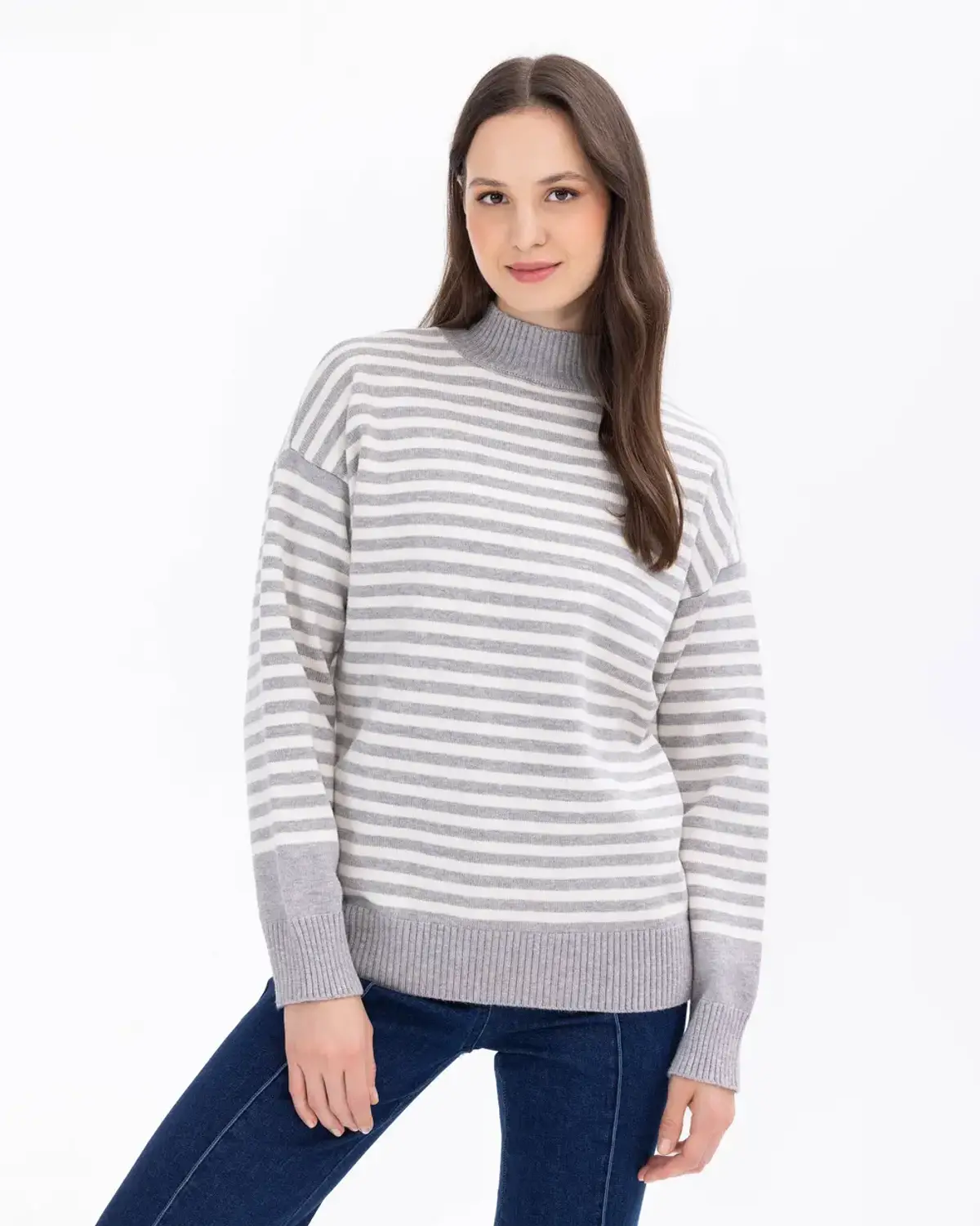 çizgi desenli dik yakalı triko kazak