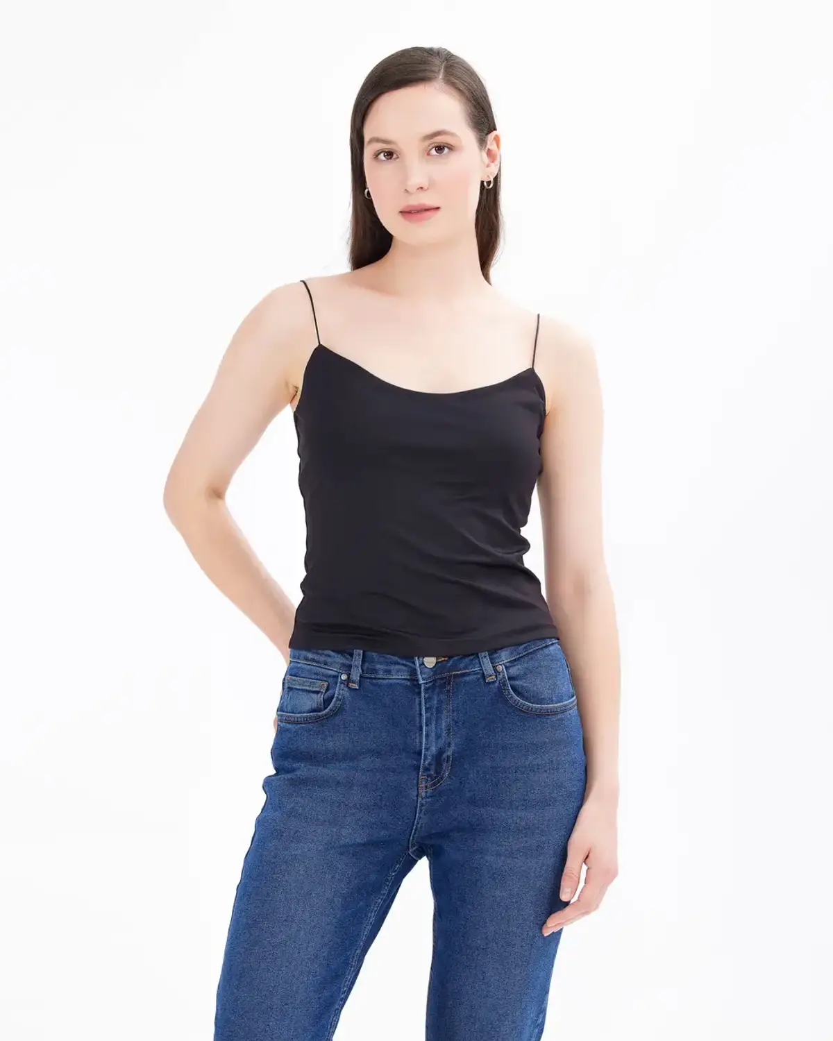 Топ с узкими бретелями и кроп-кроем, идеальный для стильных образов, доступен в черном и белом цветах. Подходит для шорт и юбок.