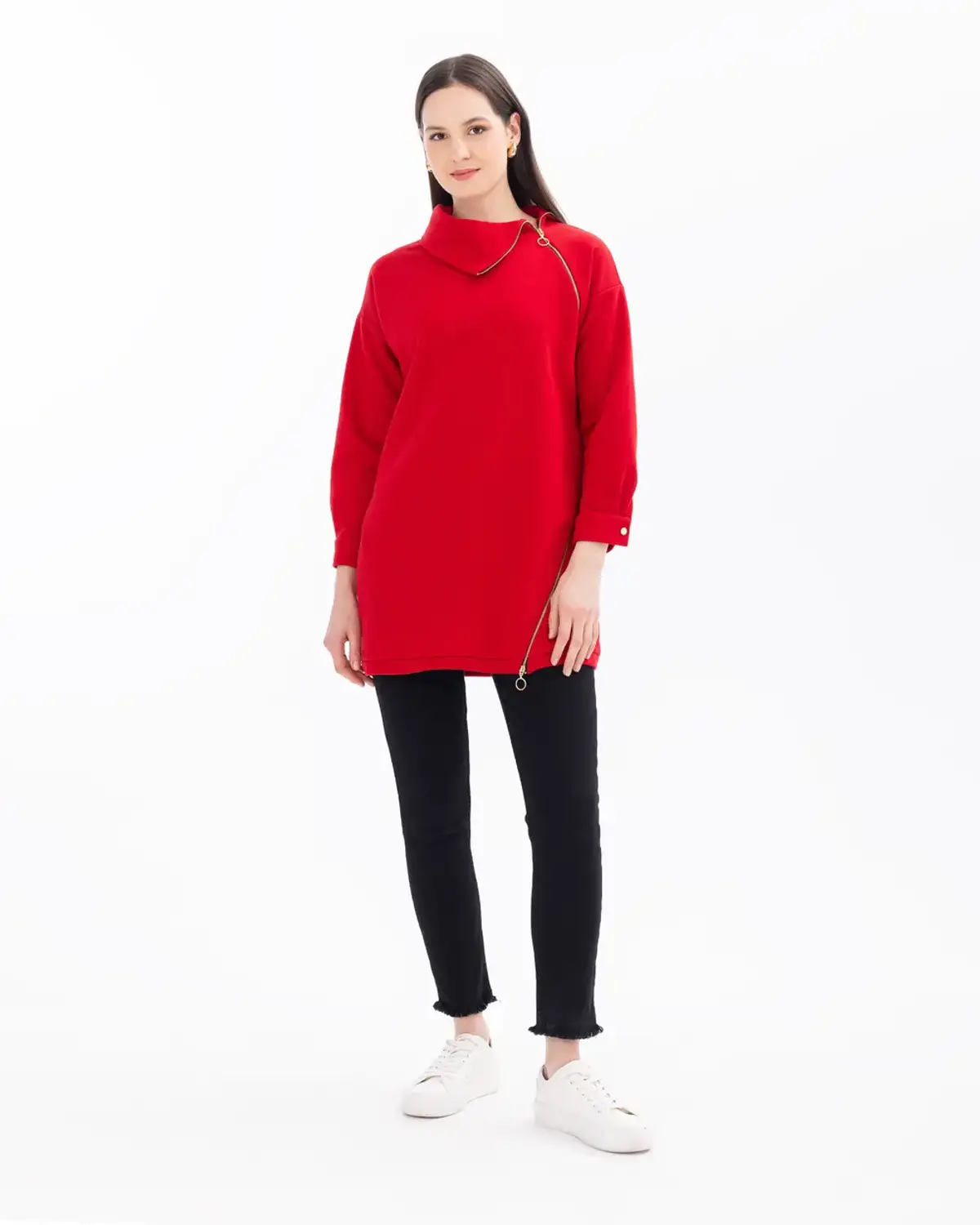 سويت شيرت نسائي ذو ياقة غير متناظرة من قماش محاك، تصميم عصري ومريح، متوفر بألوان الأحمر والأخضر، يناسب جميع المناسبات