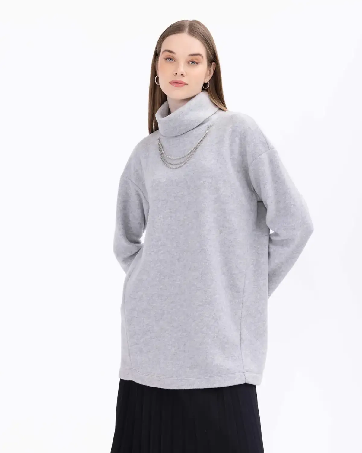 سويت شيرت بياقة صيد مزود بسلسلة، تصميم عصري وأنيق، مثالي للمناسبات اليومية والرسمية، مصنوع من القطن، متوفر بالأحجام: S, M, L والألوان: أسود، رمادي