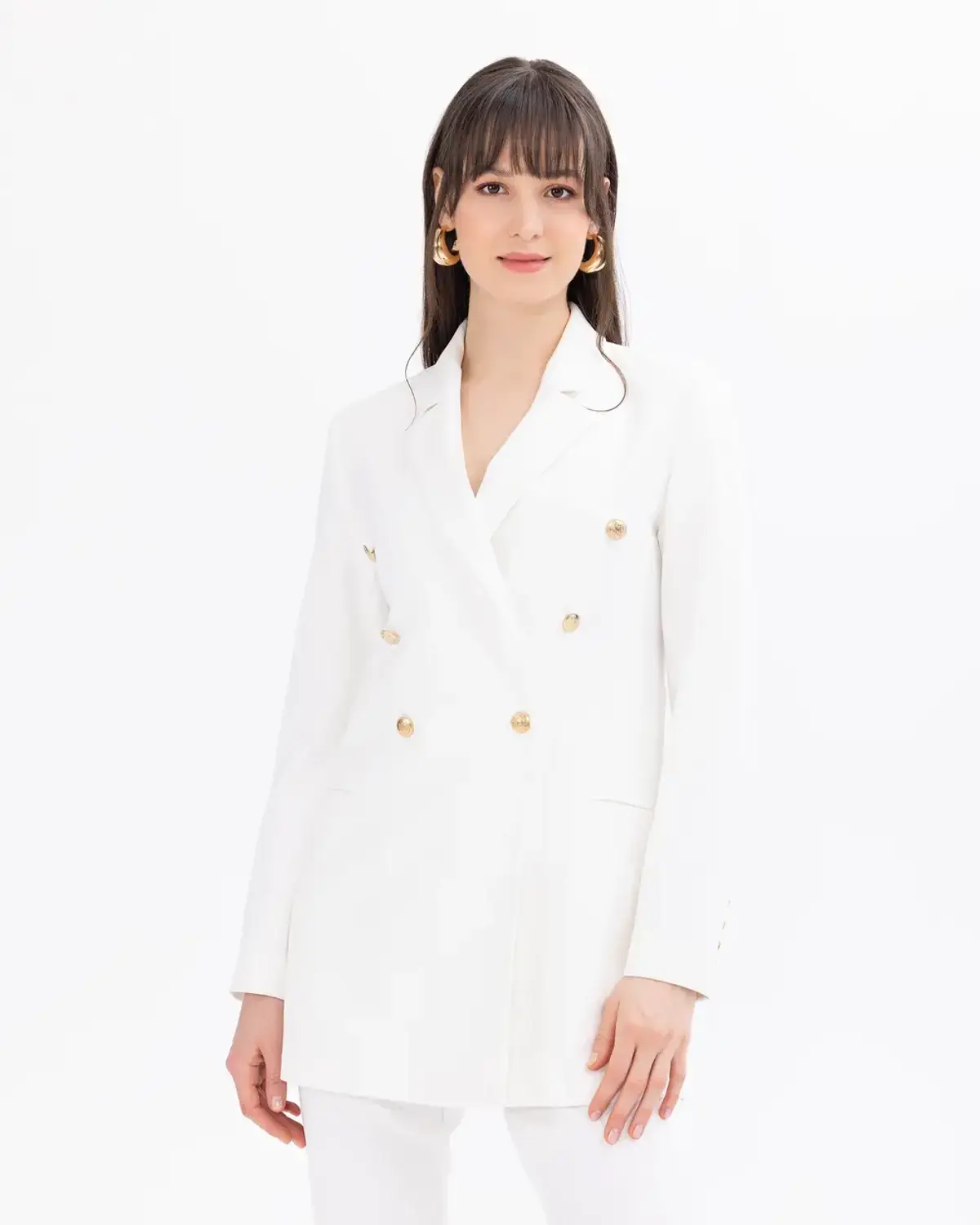 Блейзер с деталями в виде кнопок, идеален для работы и мероприятий, сочетает классический и современный стиль, подходит для любого образа