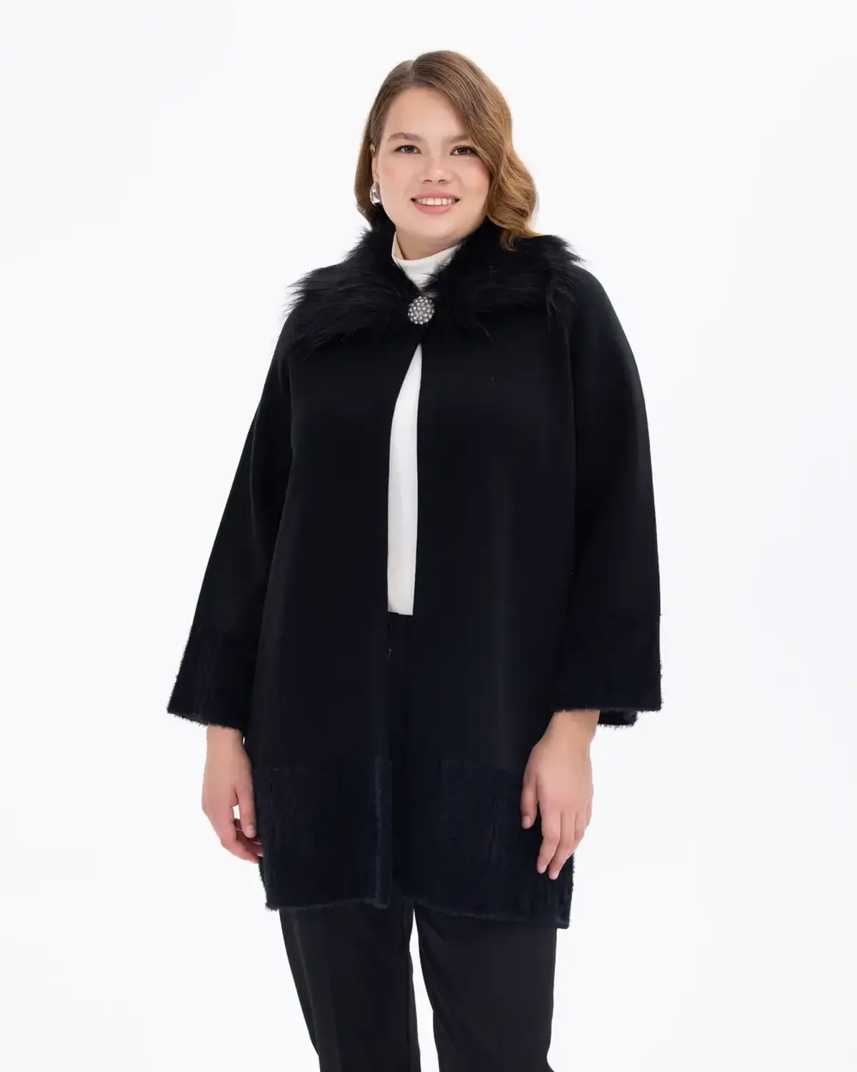 Жилетка трикотажная большого размера с деталями искусственного меха, черная, комфорт и элегантность зимнего образа