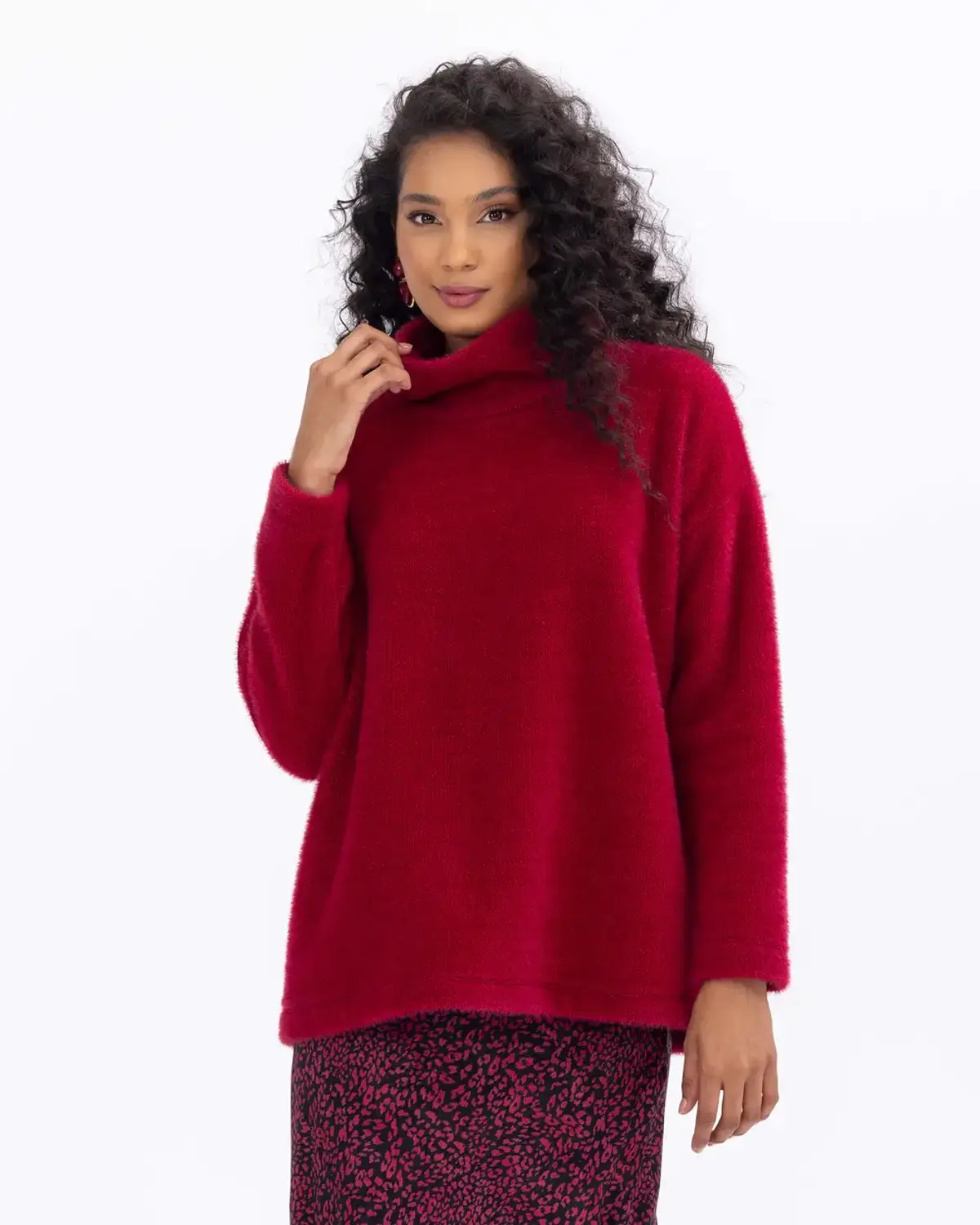 بلوزة واسعة بقلنسوة ورقبة مرتفعة مصنوعة من الكتان، تجمع بين الراحة والأناقة، تناسب كل الأوقات ومتوفر بأحجام وألوان متنوعة