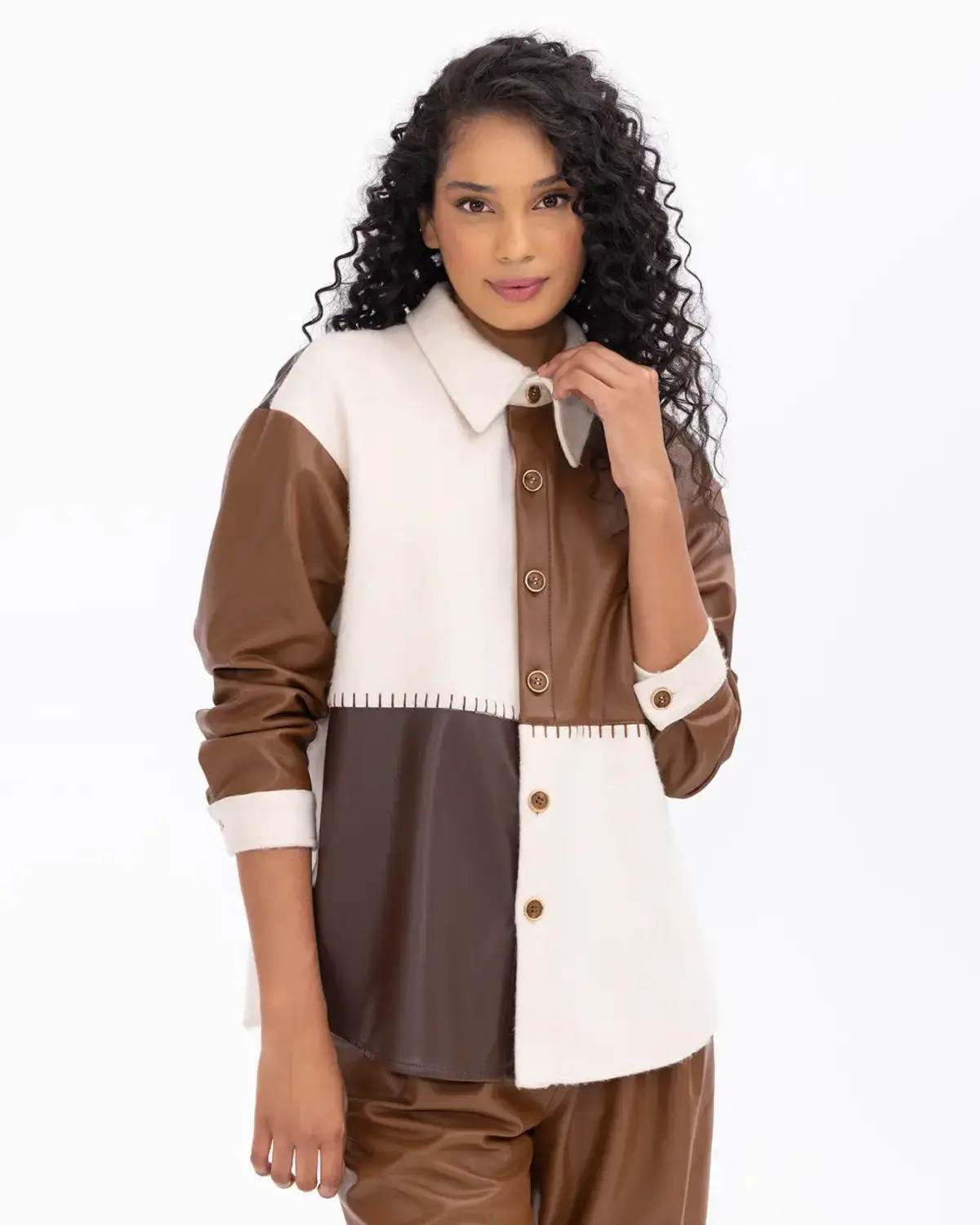 Жакет с кнопками и деталями из искусственной кожи, стильный и современный, подходит для повседневных и нарядных образов