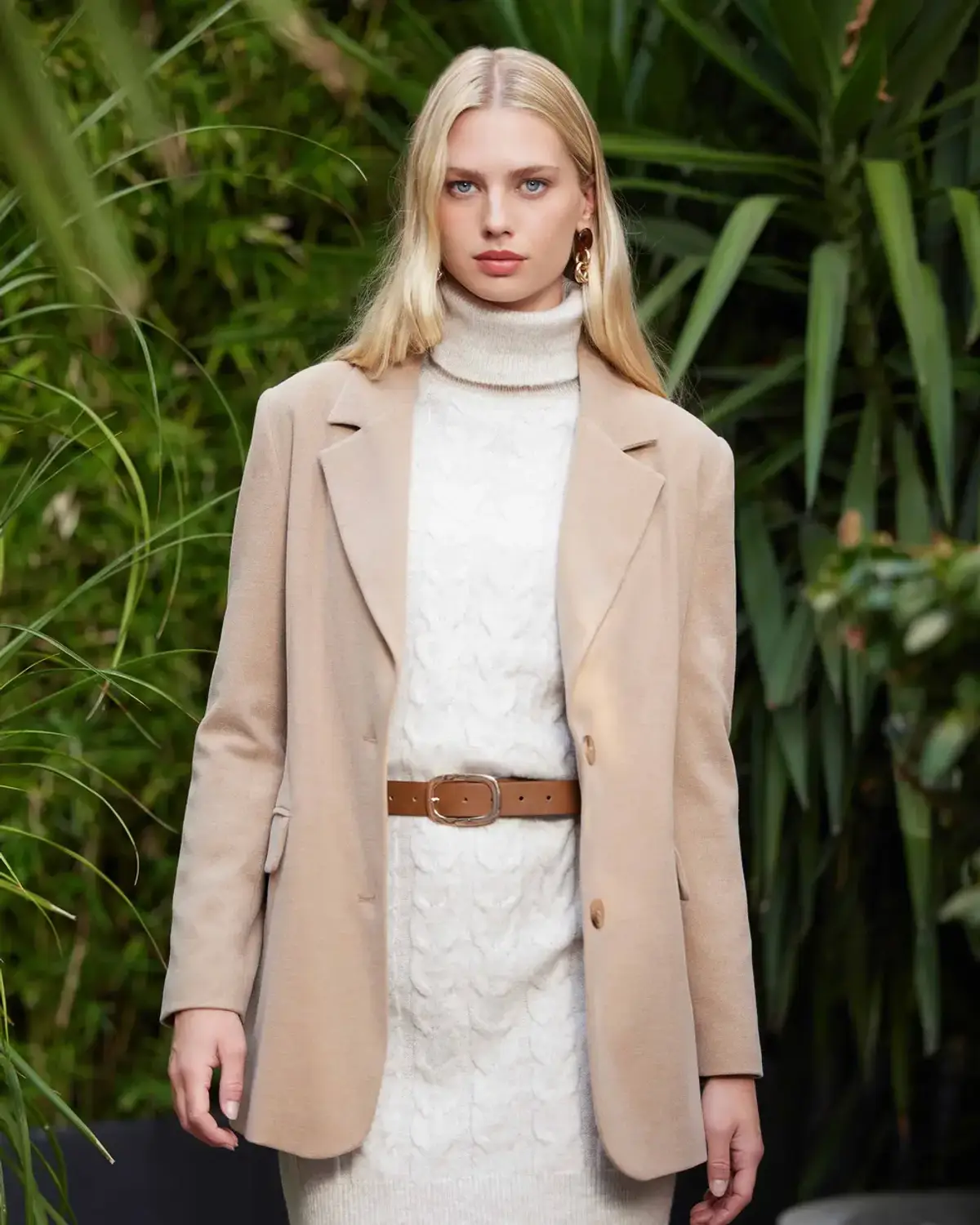 جاكيت بليزر فضفاض مميز بأزرار مع جيوب قطع عصرية باللون البيج