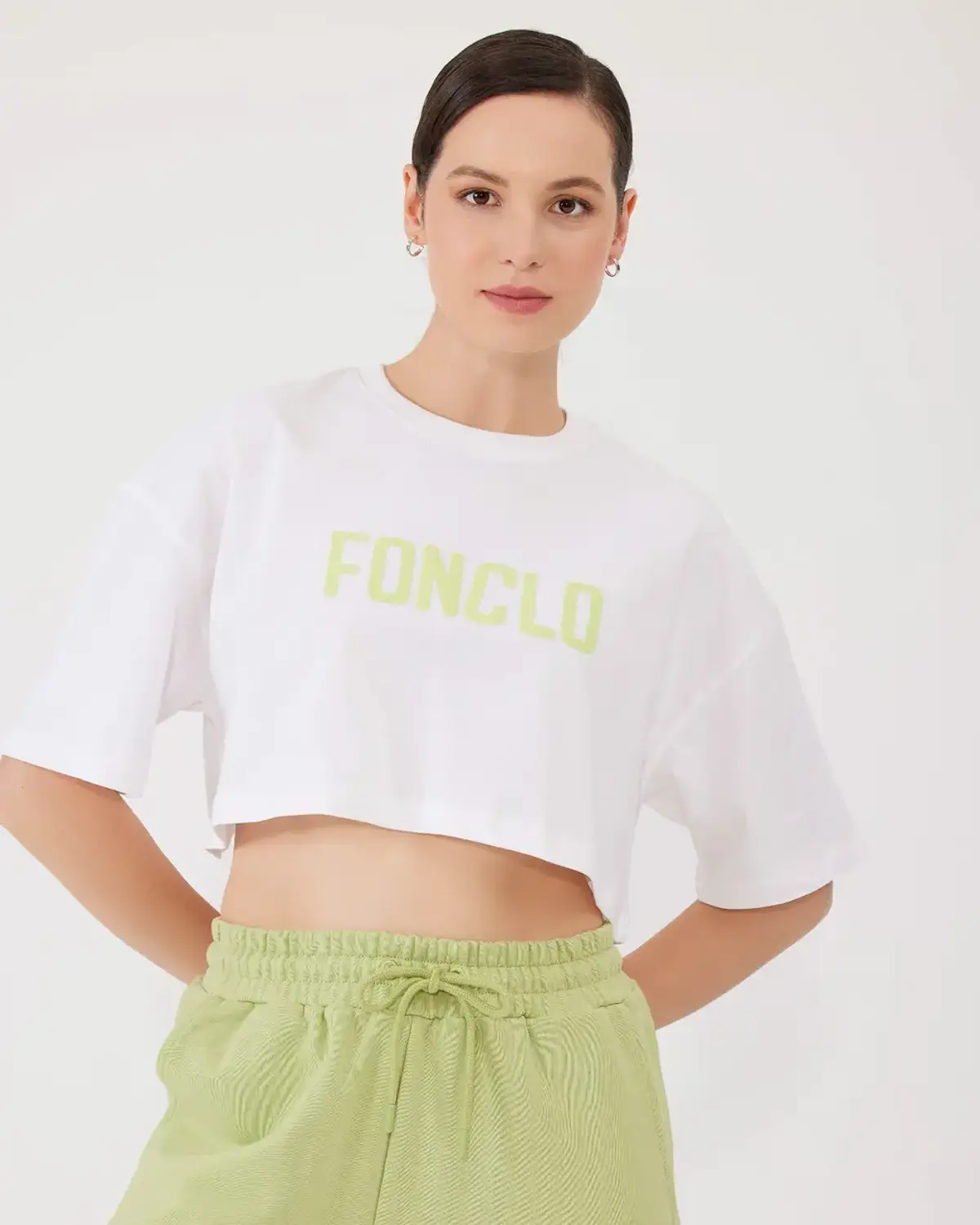 Кроп-топ з круглим вирізом, низькими плечима та логотипом Fonclo для комфорту під час тренувань, доступний у кольорах екра і рожевому