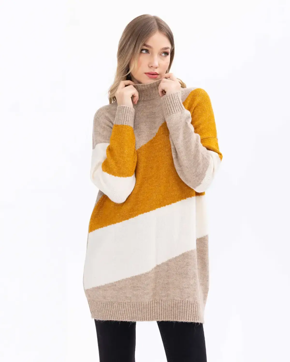 كنزة صوفية مزينة بترتيب ألوان عصري بياقة عالية ومريحة تناسب جميع الأوقات