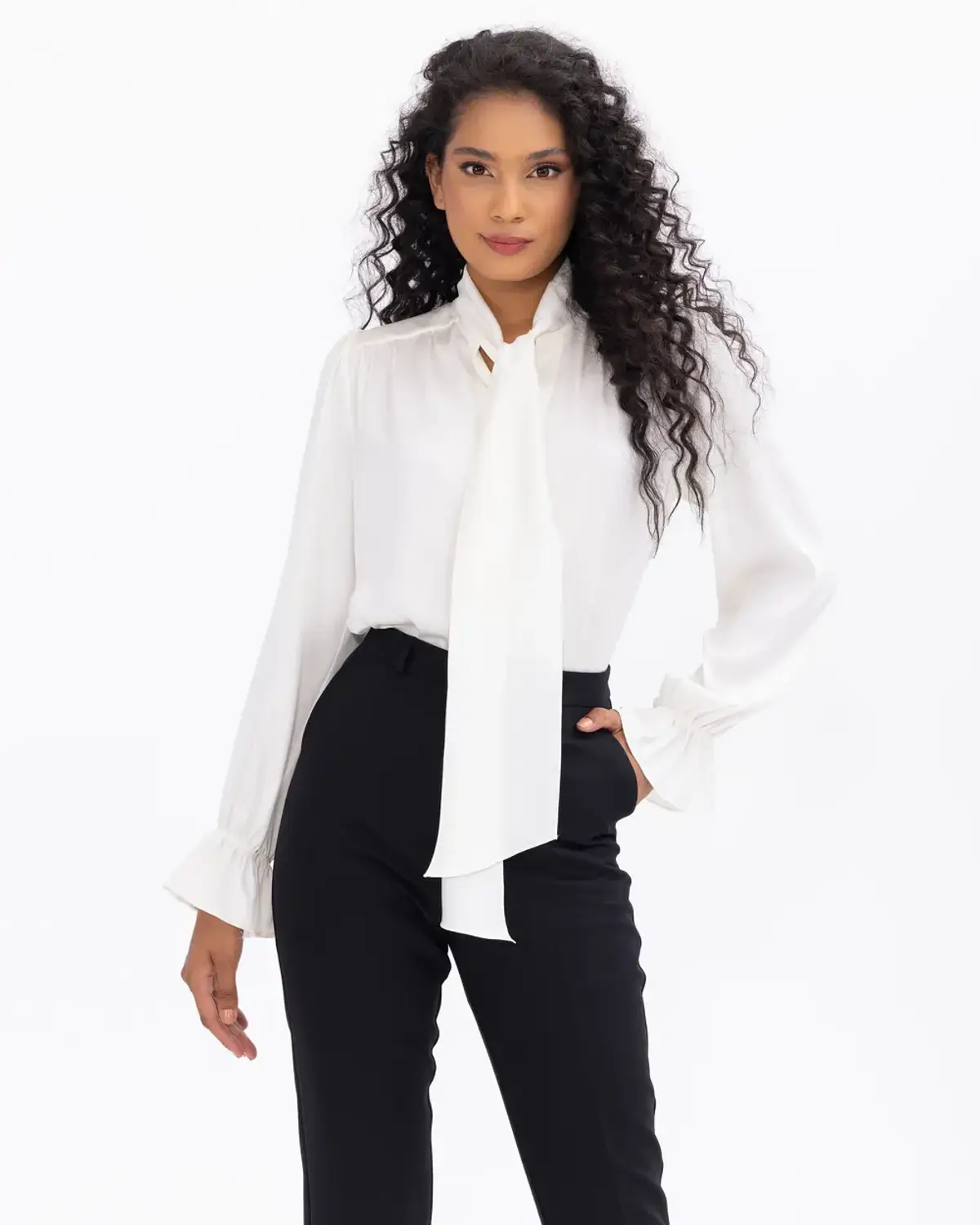 yakası fularlı kolu büzgülü gömlek