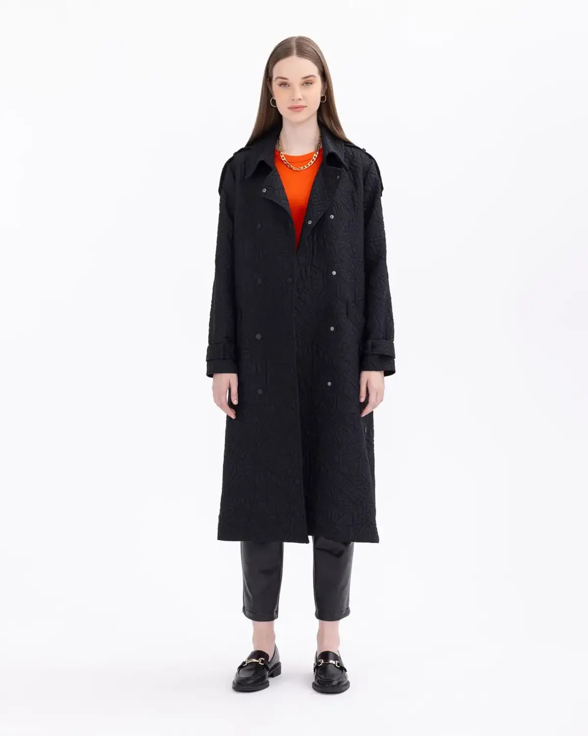 سترة كاب بطول ميدي مع ياقة قميص وجيوب تصميم أنيق وعصري باللون الأسود