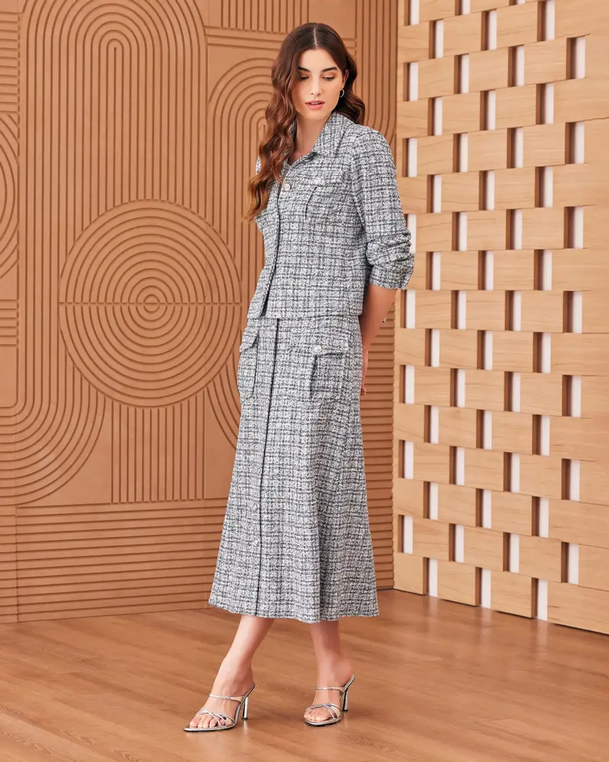 Сукня міді з кишенями та ґудзиками з твідового матеріалу, елегантна та стильна для будь-якого образу