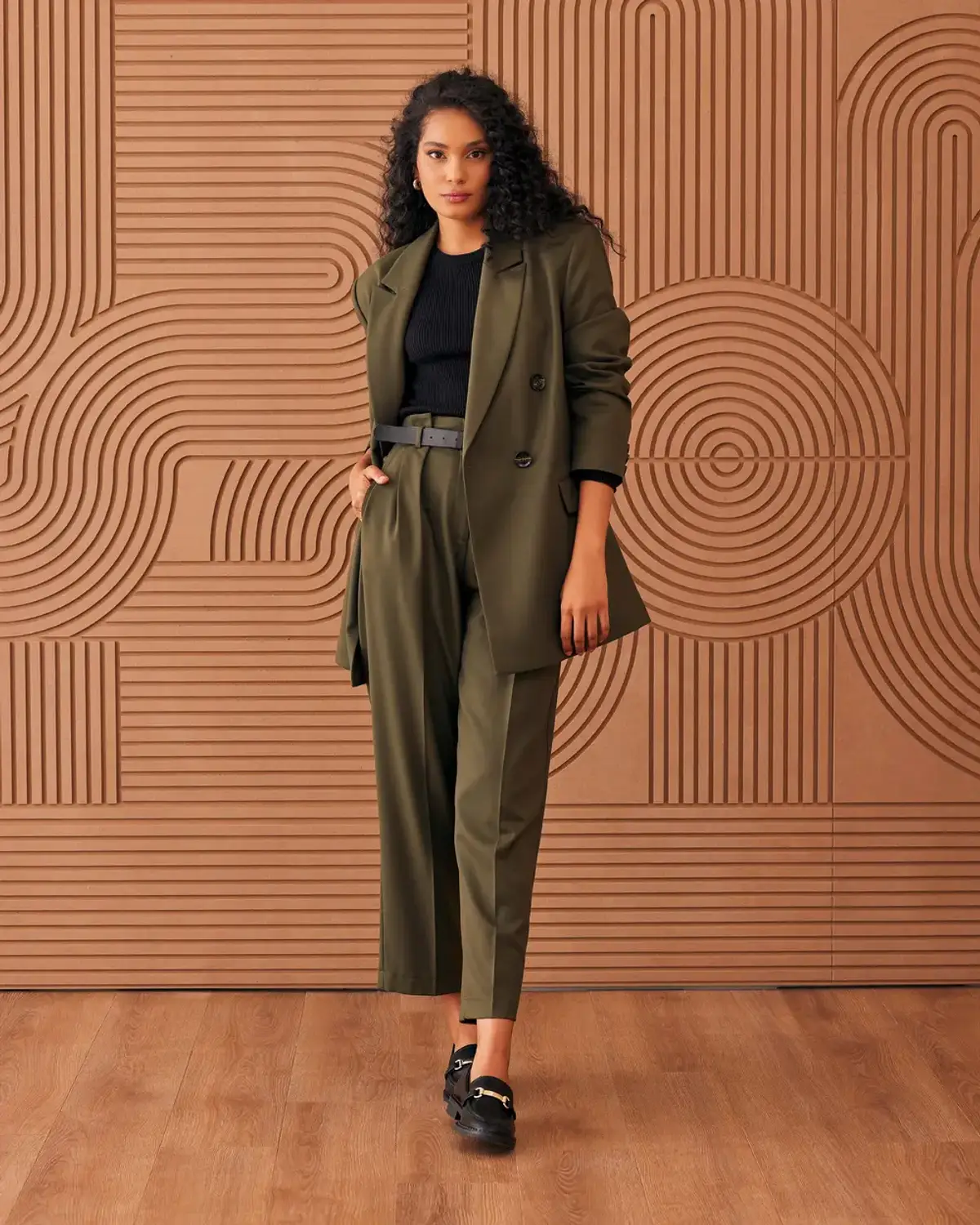 Кружевадый жакет оверсайз с паддингами и перекрестным воротником, идеален для работы и особых случаев