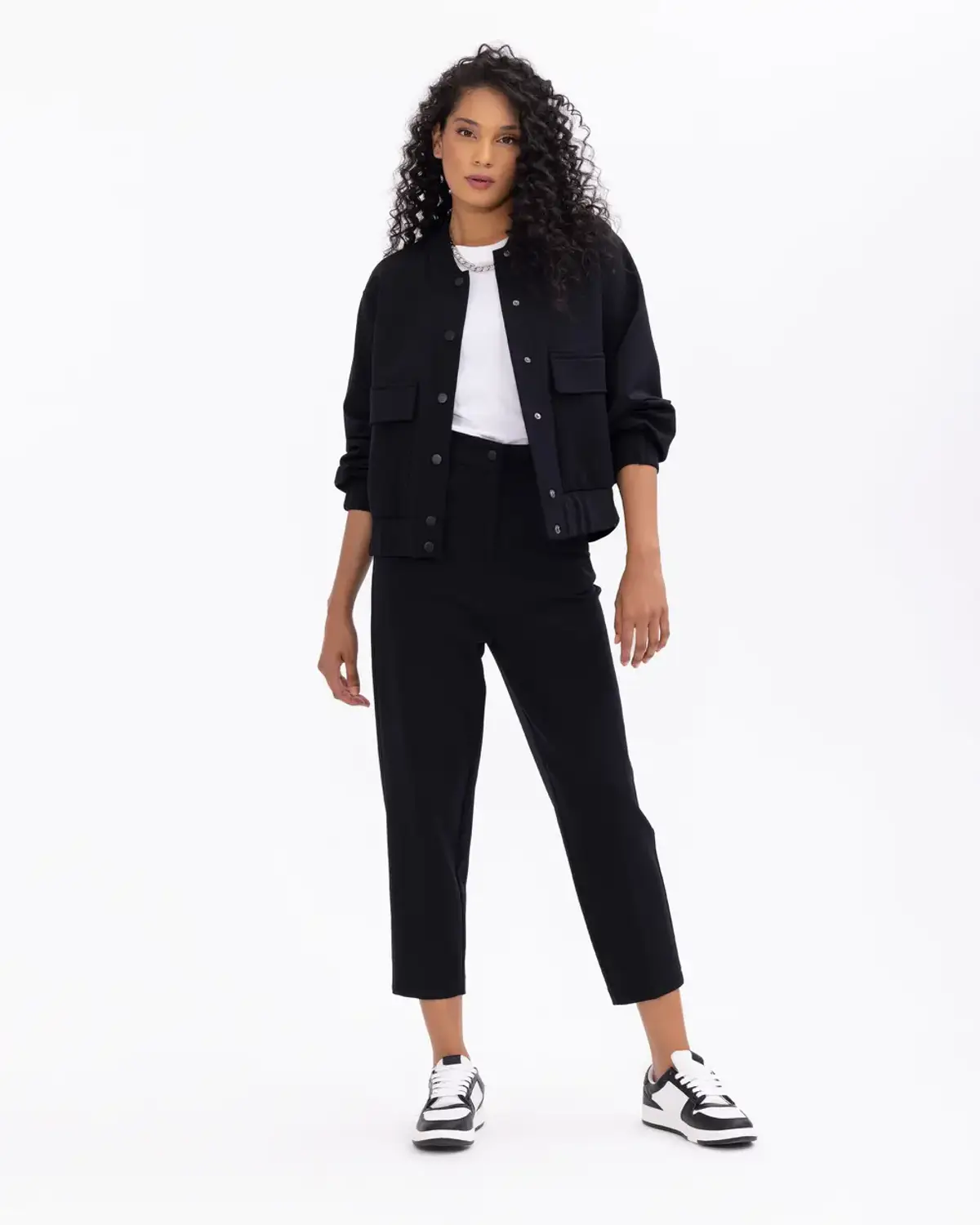 Куртка с высоким воротником и поясом, стильная и современная, идеально подходит для повседневного и делового образа, черный цвет