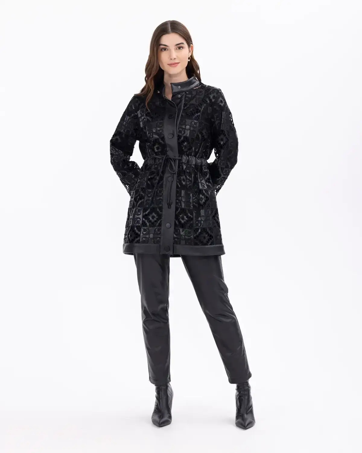 i̇şlemeli beli büzgülü suni deri detaylı ceket