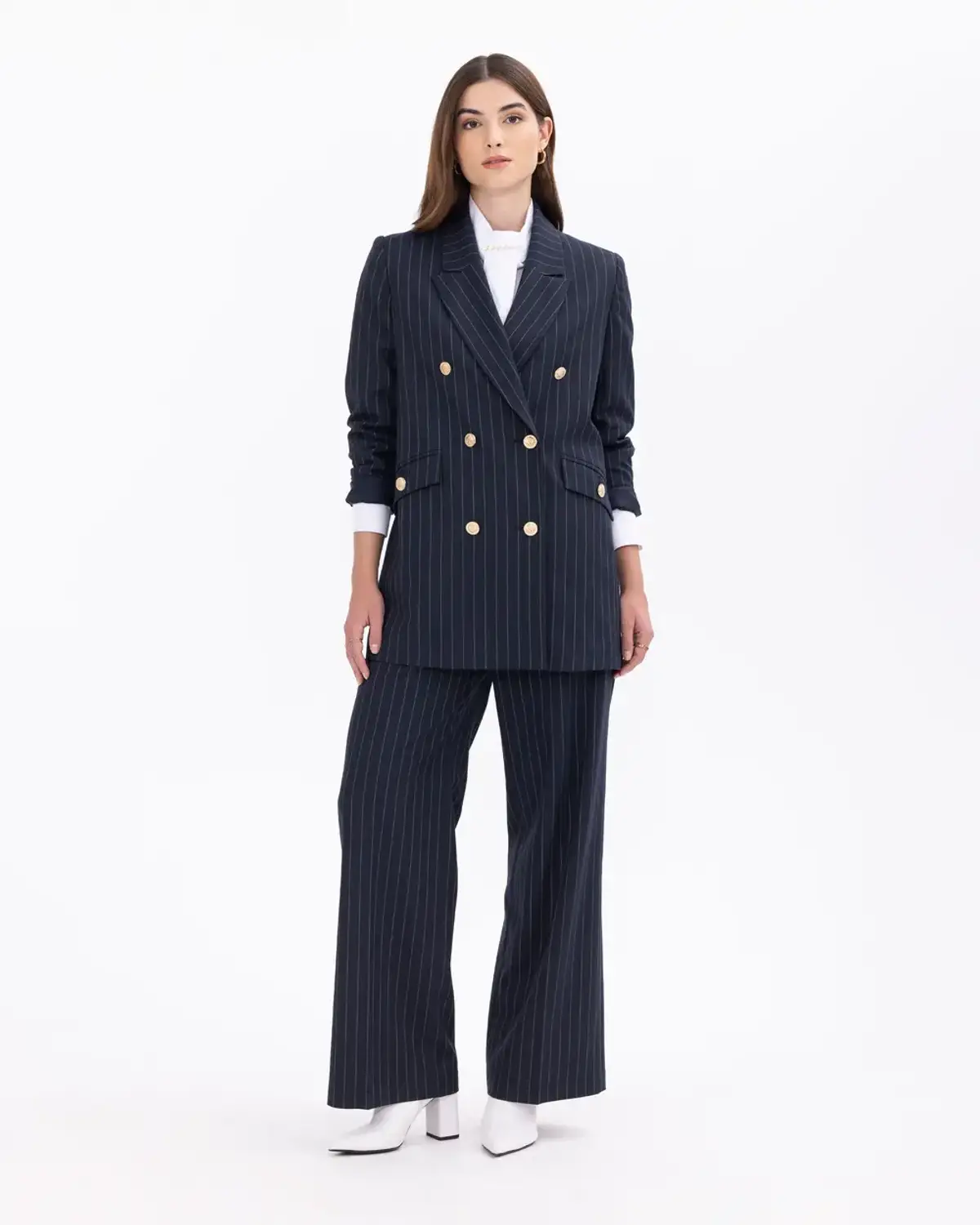 Блейзер підкреслене ґудзиками з вертикальними смужками в темно-синьому кольорі, ідеально підходить для роботи та повсякденності