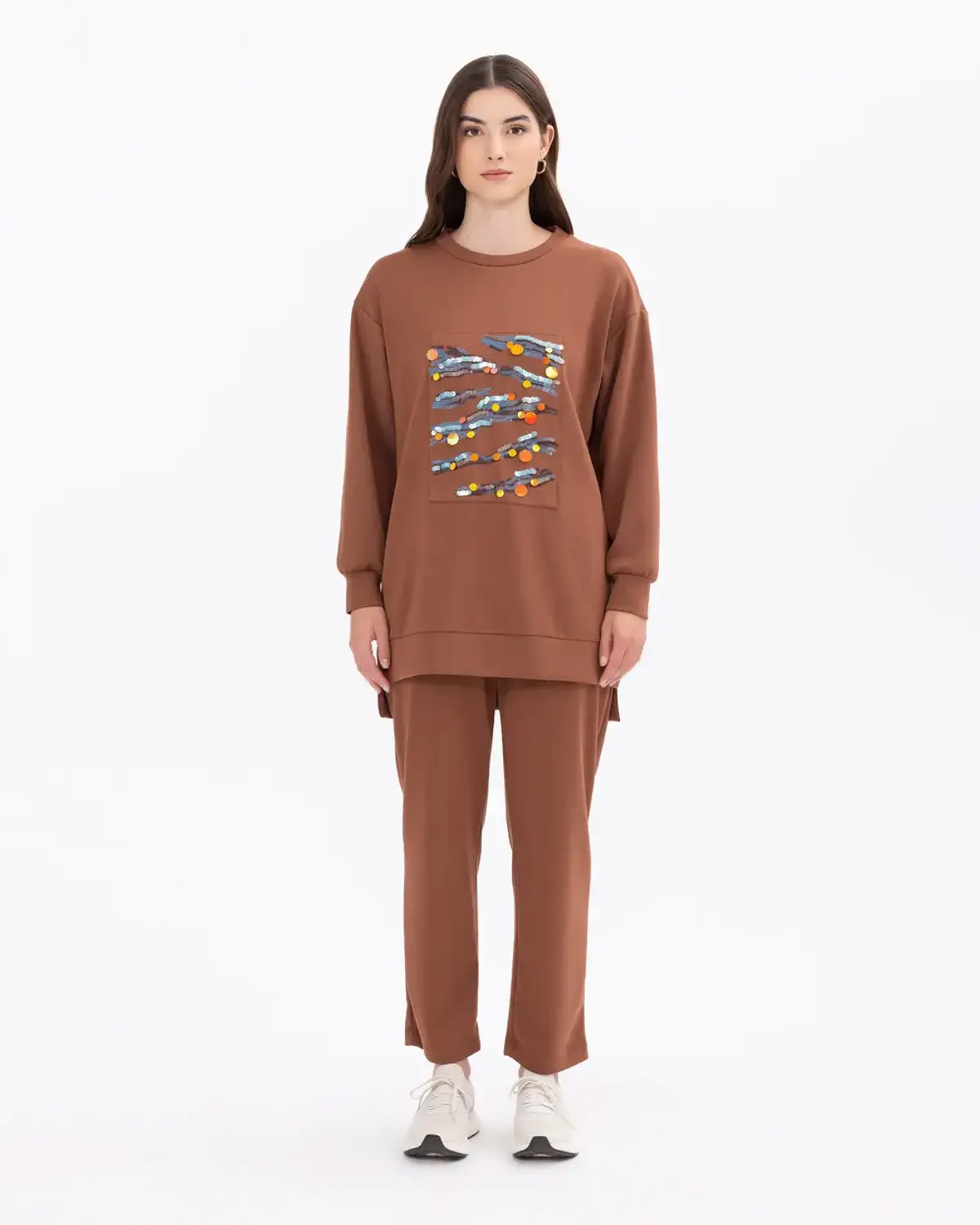 سروال رياضي بخصر مطاطي وقصة جزرية بطول الكاحل بلون الكانيل، ملائم للاستخدام اليومي والرياضي