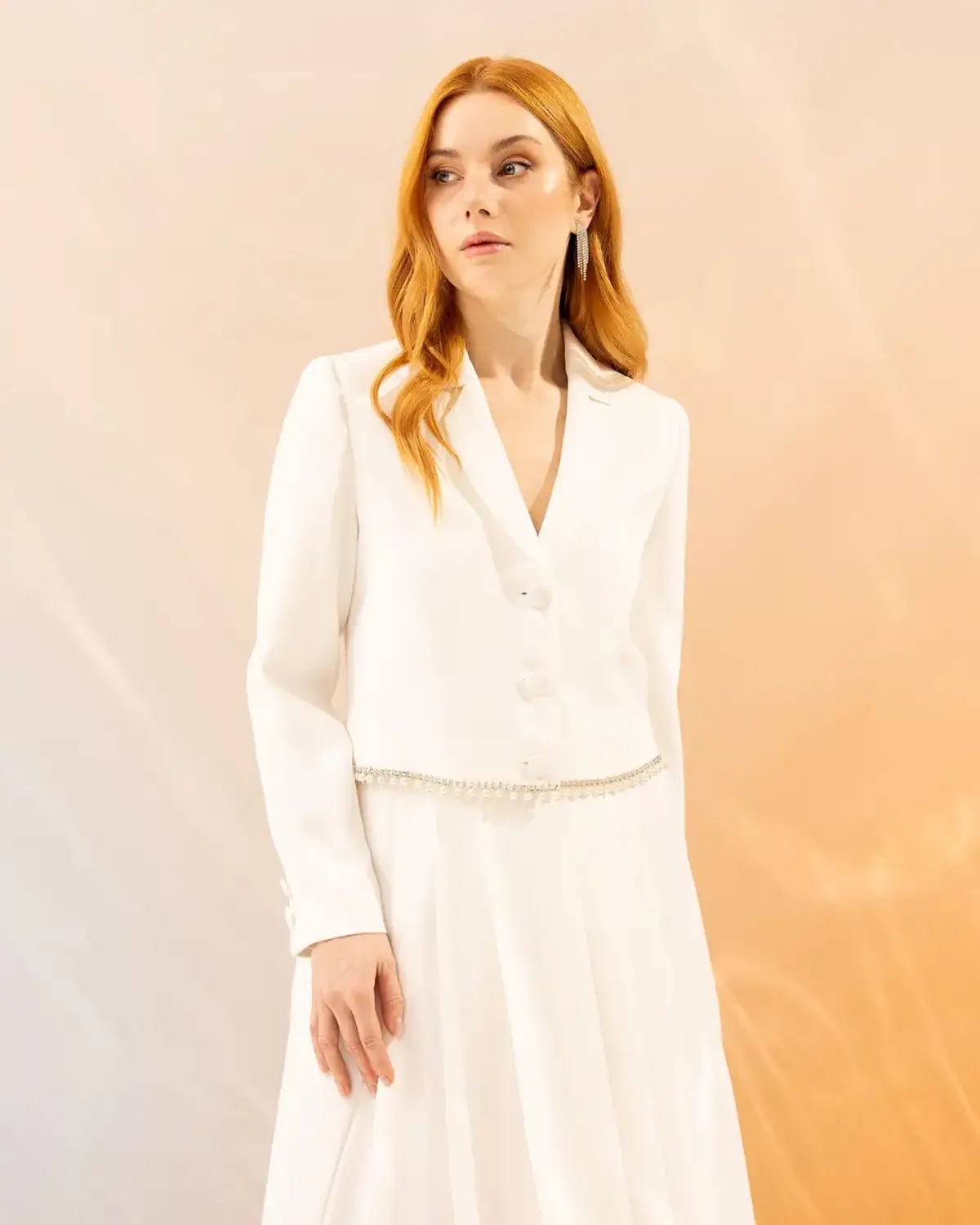 Жакет з кам'яним декором на ґудзиках, елегантний та стильний, ідеальний для будь-якої нагоди та гармонійно поєднується з простими спідницями