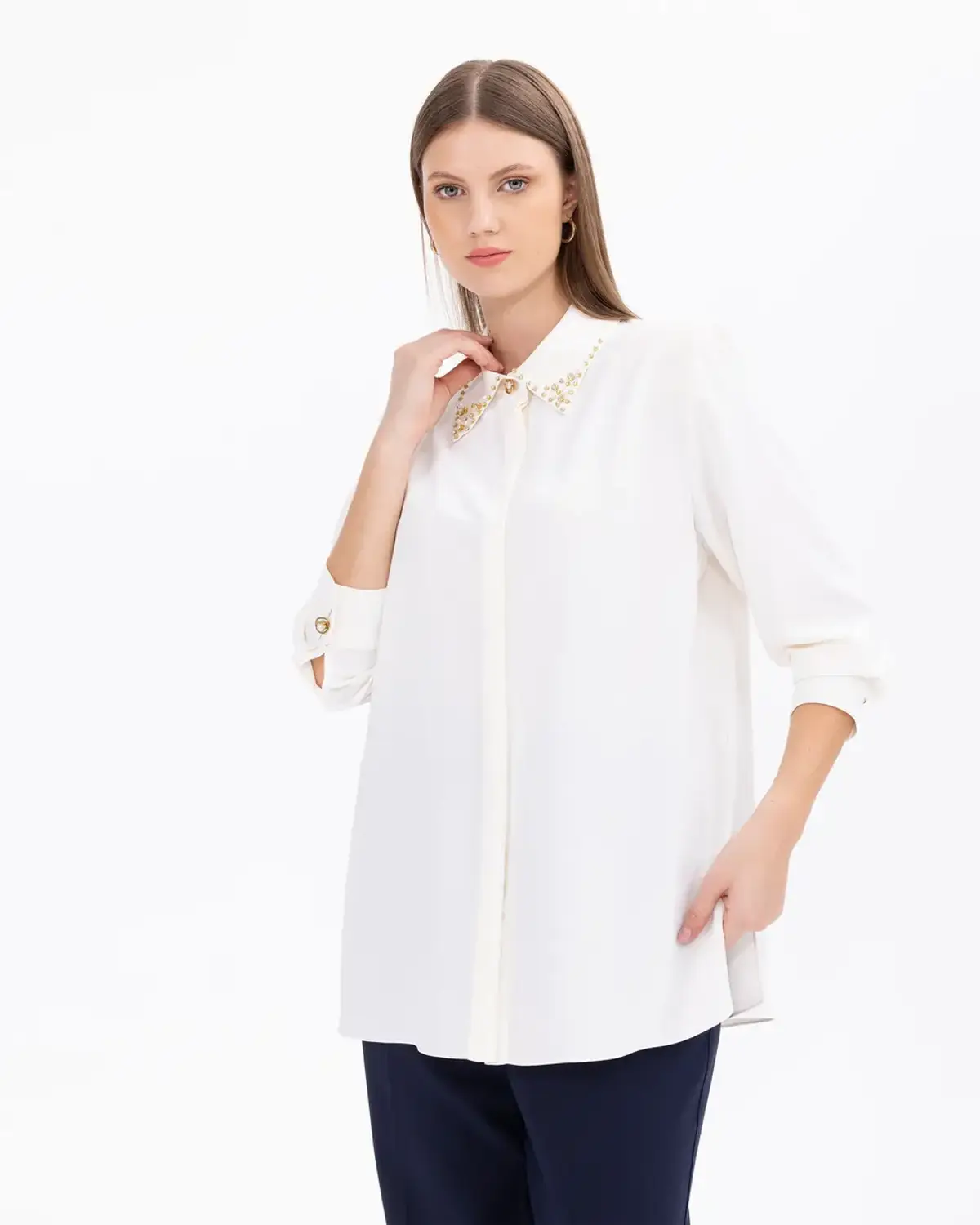 Гарна сорочка великого розміру з кам'яною вишивкою та прихованими гудзиками для стильного вигляду та комфорту