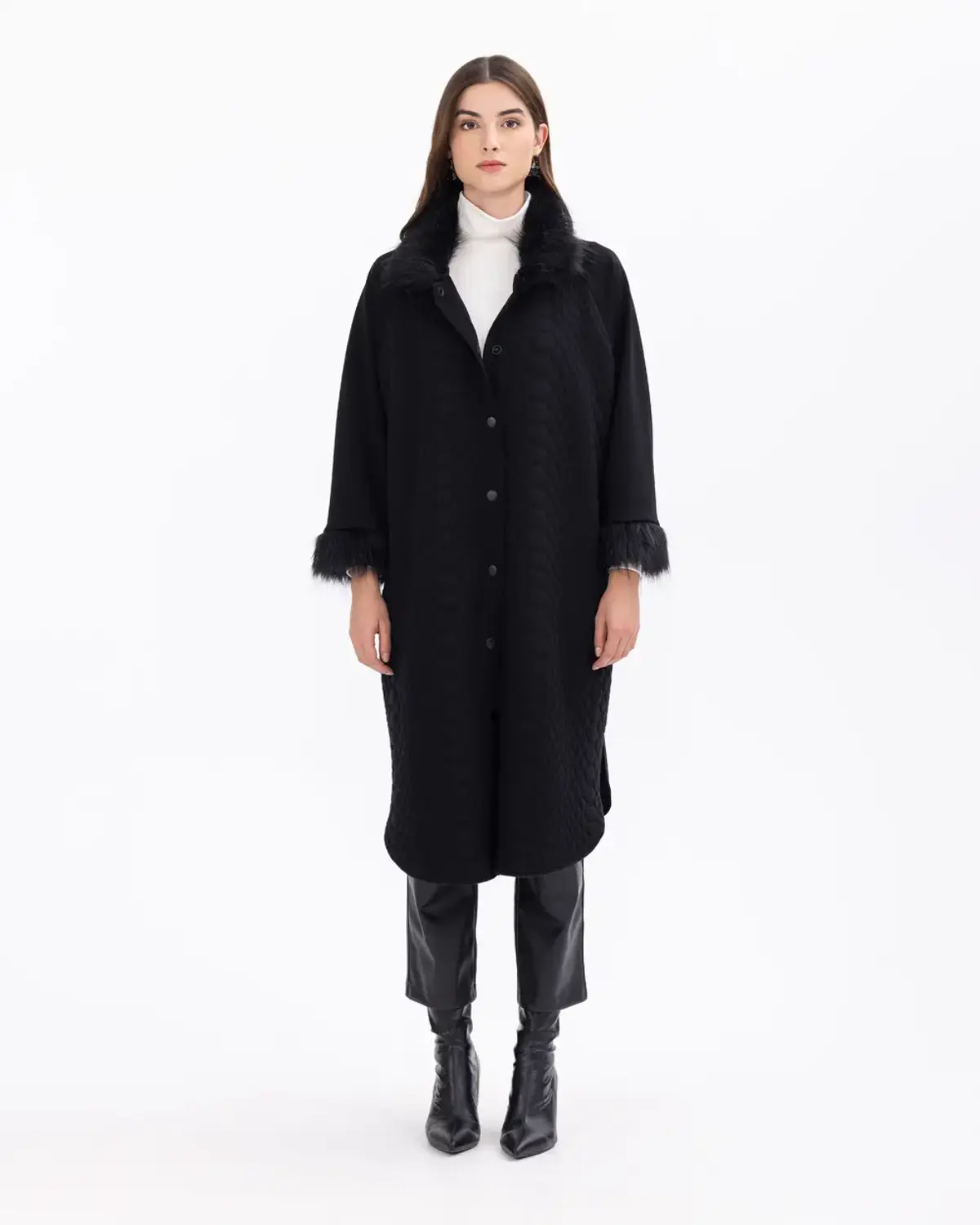 Короткий кімоно з кнопками на кнопках та деталями з штучного хутра, чорний, комфортний крій, елегантний стиль для холодної погоди