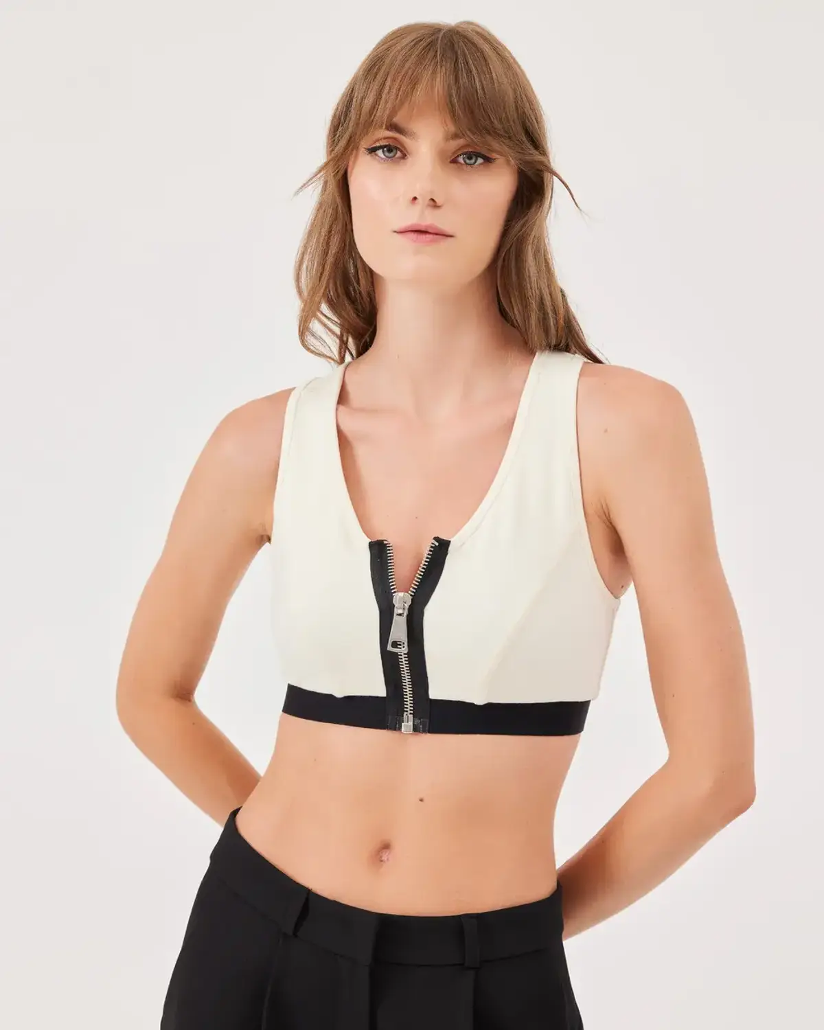 Короткий спортивный бюстгальтер с молнией, без рукавов, стильный и функциональный, поддержка, карман для телефона, идеален для спорта и повседневной носки