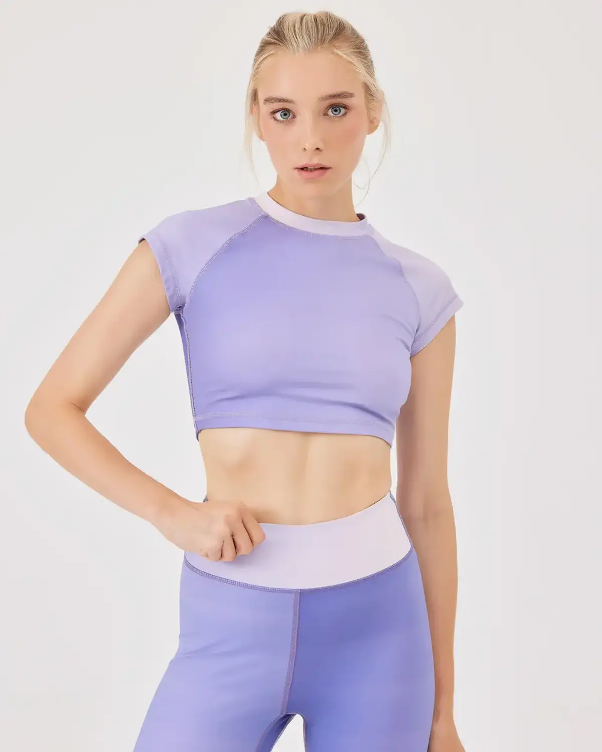 Лиловый градиентный кроп-топ для фитнеса с круглым вырезом и короткими рукавами, идеален для активного образа жизни